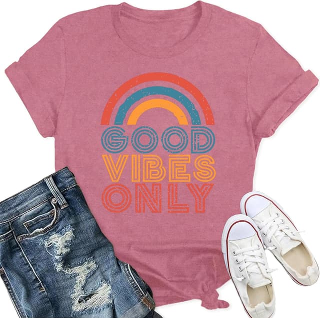 Detalle de Qskall Women’s Vintage Rainbow “Good Vibes Only” T-shirt