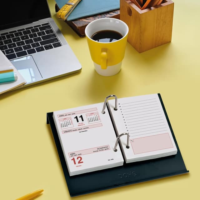 Detalle 2 de Bloc de bureau Dohe 2026 – Calendrier quotidien en espagnol (janvier à décembre), format 8,5 x 11 cm