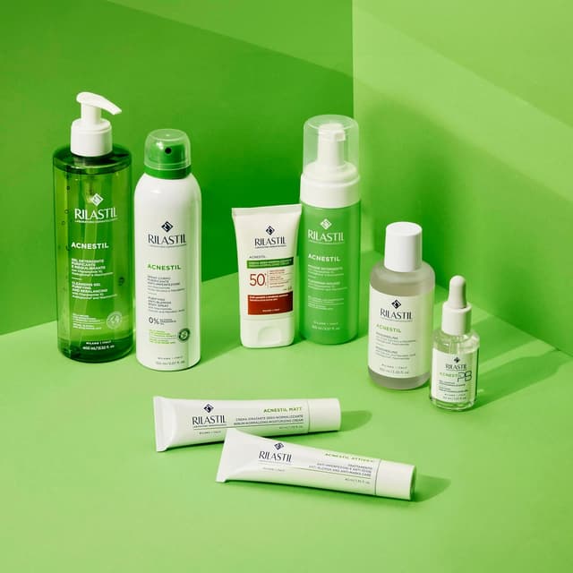 Detalle 2 de Rilastil Acnestil klärendes Anti-Unreinheiten Körperspray mit Niacinamid, Glykolsäure & Mandelsäure (150 ml)