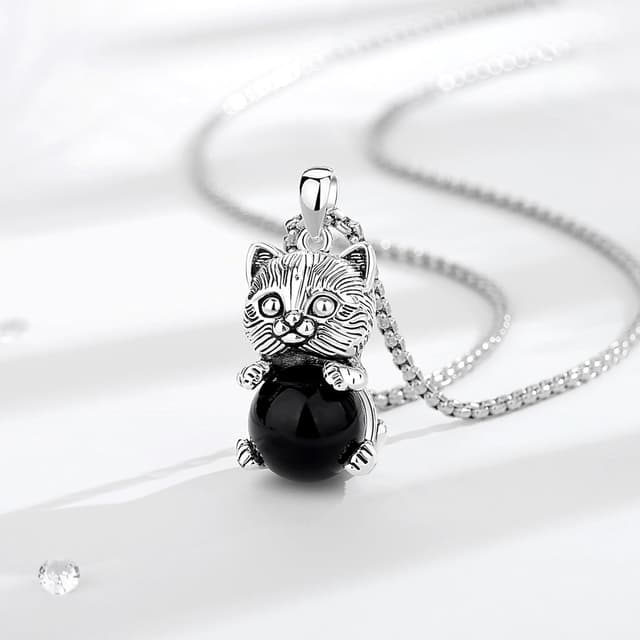 Detalle 2 de INFUSEU Kristall Katze Anhänger Kette – sphärische Kristalle mit Katzenmotiv aus Kupfer, Gothic-Schmuck als Geschenk