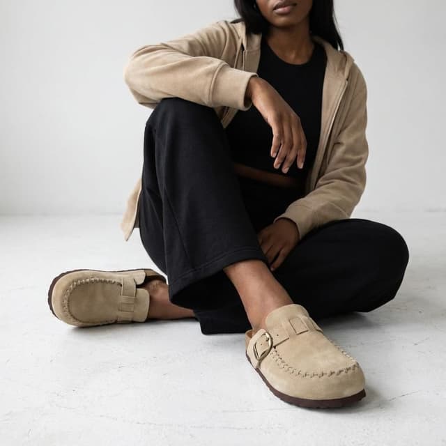 Detalle de CUSHIONAIRE Canoe Genuine Suede Clogs for Women