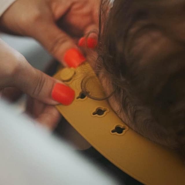 Detalle 2 de Moonkie Babylätzchen aus Silikon im 2er-Set