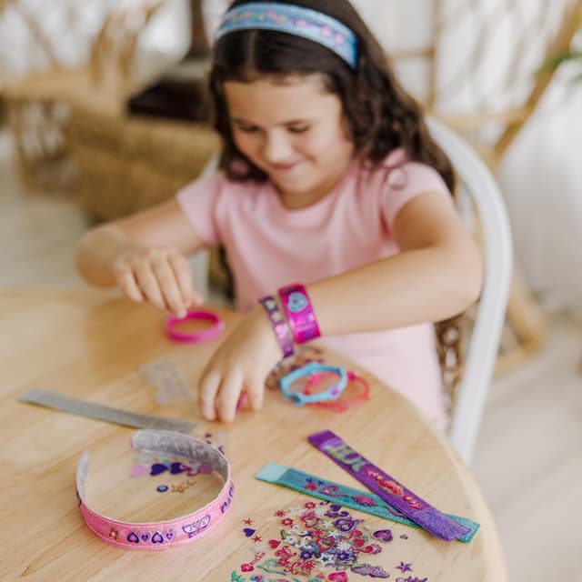 Detalle de Melissa & Doug „Entwirf Deine eigenen Armbänder“ – Kreativ-Set mit 4 Armbändern, Funkelsteinen & Glitzerstickern