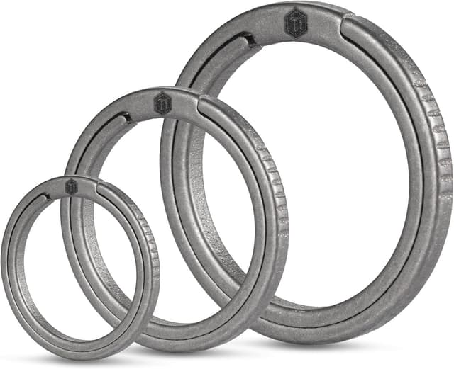 Detalle de KeyUnity titanium flat key rings with side-push quick release for key carabiner (S/M/L variants)