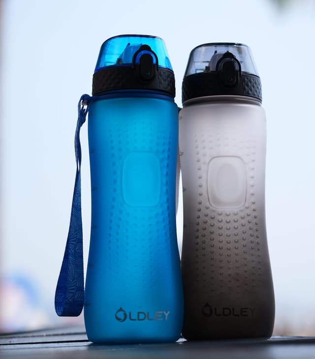 Detalle de OLDLEY 750ml / 25oz Straw Water Bottle (BPA-free Tritan) with Leakproof Lid, Time Markings & Carry Strap