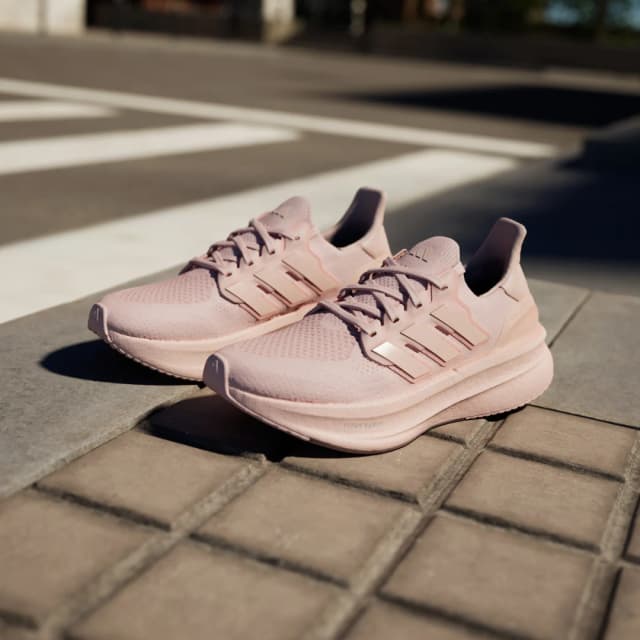Detalle 2 de adidas Ultraboost 5 rosa: zapatilla de adidas para el día a día