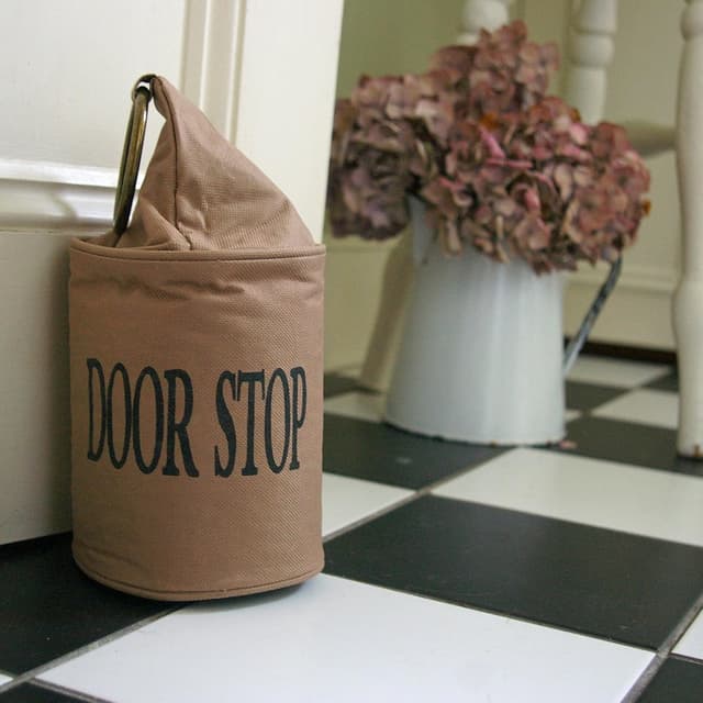 Detalle de Fallen Fruits LH118 fabric doorstop with ring (brown) — 13 x 13 x 28.5 cm