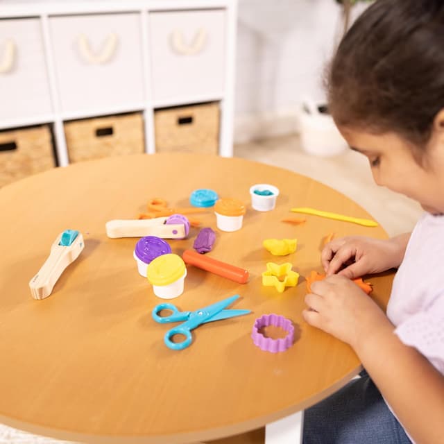 Detalle de Melissa & Doug Created by Me! Cut, Sculpt, and Roll Modeling Dough Kit