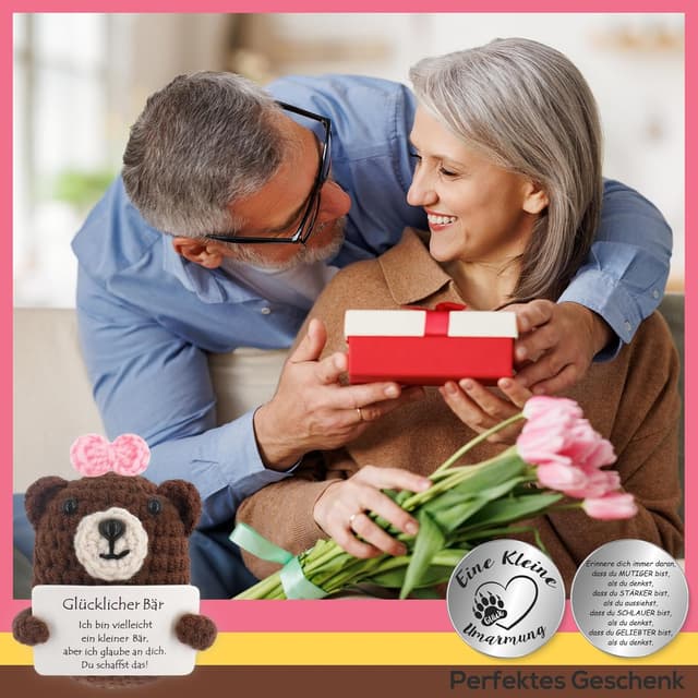 Thumbnail 6 de Tixlux Pocket Hug Glücklicher Bär – handgenähte Strick-Dekofigur mit Bärentatzen-Glücksbringer (Grau/Rosa)