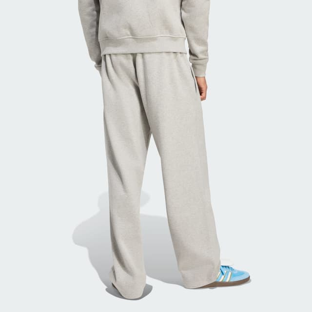 Detalle 2 de Pantalón con dobladillo abierto Trefoil Essentials de adidas (gris)