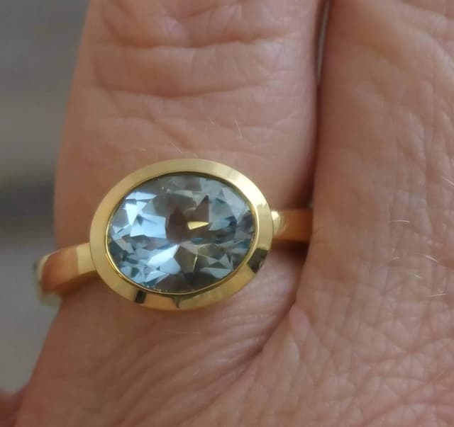 Detalle 1 de Sophia Rose Jewellery Oval Blautopas Ring (8x10 mm) aus Sterlingsilber vergoldet – Größe US 7