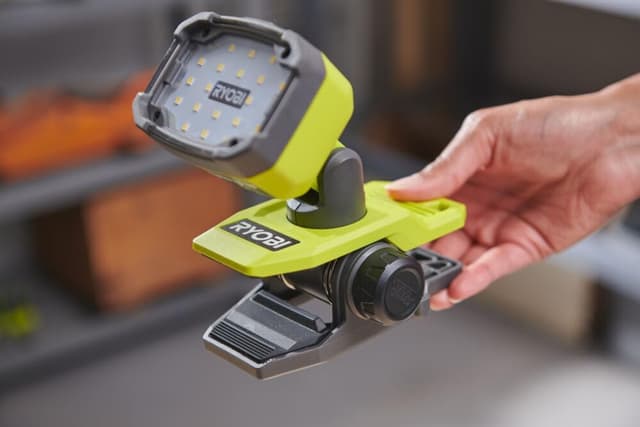 Detalle 2 de RYOBI RLC4-0 lampada con pinza a batteria 4V, 3 intensità fino a 1000 lumen e testa orientabile (Ryobi LINK, batteria non inclusa)