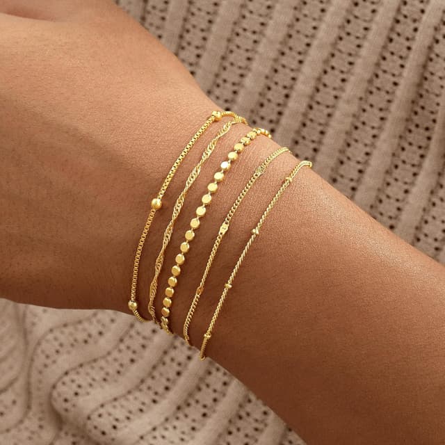 Detalle de Striviio Gold Bracelets for Women (14K Gold Plated) 5-Piece Stack Set