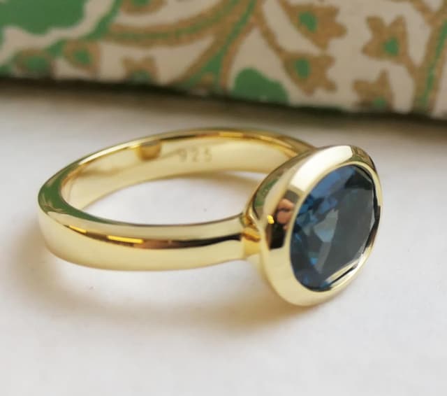 Detalle de Sophia Rose Jewellery Oval London Blautopas 8x10 mm vergoldeter 925-Silberring (US 8, Ø 18,2)