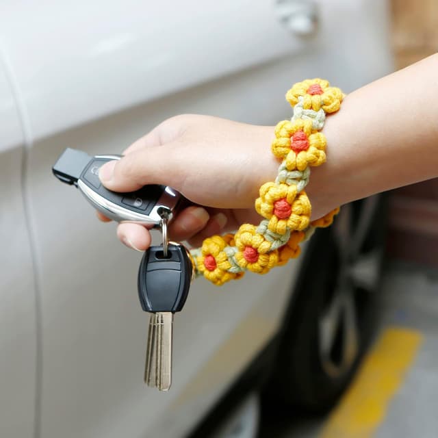 Detalle de AOKSUNOVA Schlüsselanhänger für Mädchen „Blume“ aus Makramee – kurz, beige/weiß/dunkelbraun