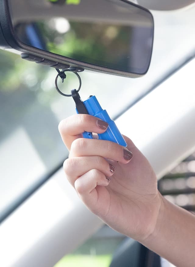 Detalle 2 de resqme Porte-clés Sécurité Voiture : brise-vitre, coupe-ceinture et marteau d’urgence (vert camouflage)