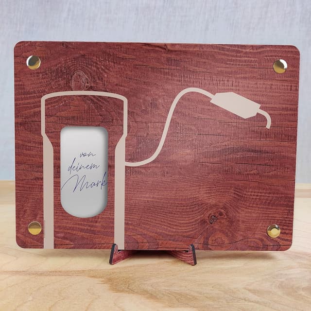 Detalle 2 de XL Elektroauto-Geldgeschenk aus Holz (E-Auto) inkl. Ständer & Grußkarte – 20 x 15 cm