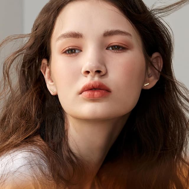 Detalle de Loutade Ohrstecker aus 925 Sterling Silber mit Zirkonia – flache Stecker für Damen & Mädchen