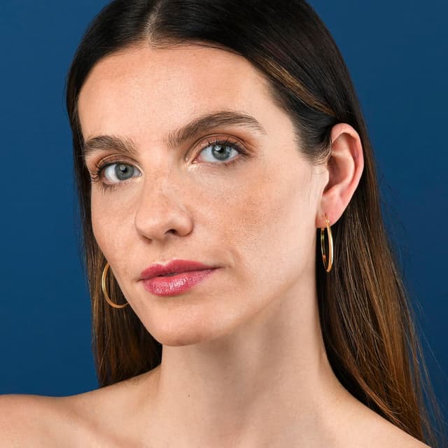 Detalle 2 de Diamond Treats Boucles d’oreilles créoles plaqué or en argent 925 – petits aros brillants avec finition “taille diamant”