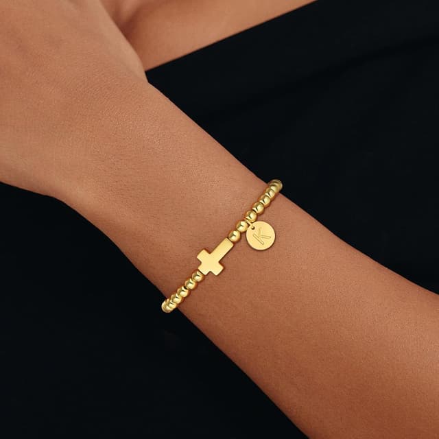 Detalle de SLOONG Kreuz-Armband mit 18K Vergoldung und 26 Buchstaben – personalisiertes Damen-/Kinderarmband mit Kreuzdesign
