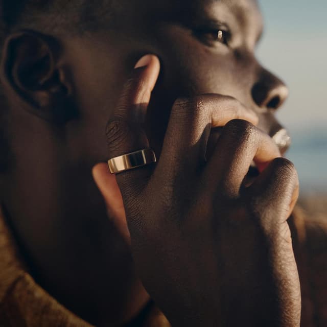 Detalle 2 de OURA Gen3 Horizon Smart-Ring (Größe 6, Gold) – Wearable für Schlaf-, Herzfrequenz- und Fitnesstracking mit bis zu 7 Tagen Akkulaufzeit