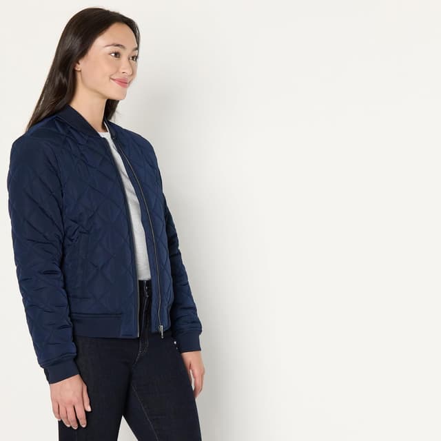 Detalle 2 de Amazon Essentials Femme Blouson bomber matelassé à losanges – Coupe classique
