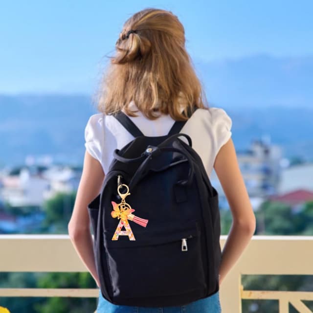 Detalle 1 de CHUQING Schlüsselanhänger 11,5 cm Buchstabe