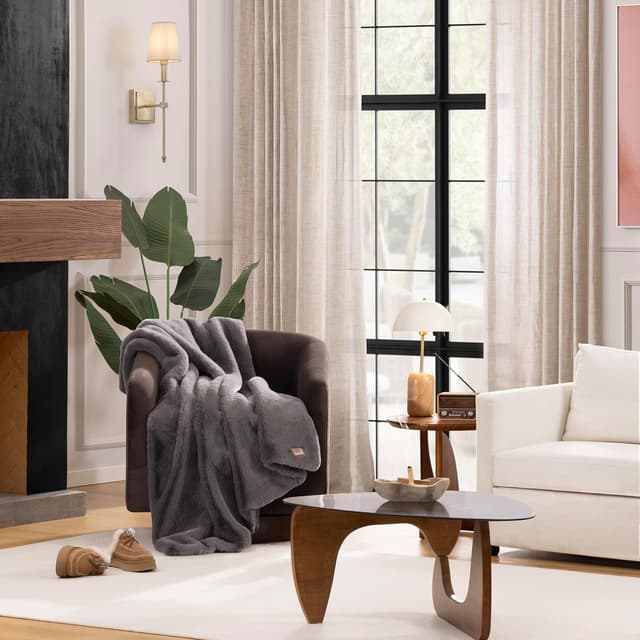 Detalle 2 de UGG Euphoria Faux Fur Throw Blanket (50 x 70-inch) in Charcoal Grey
