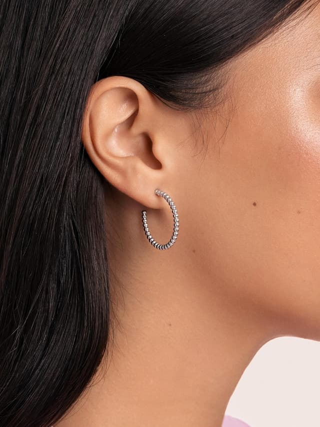 Detalle 2 de SINGULARU Pebble Dots M pendientes de acero 👩🎤