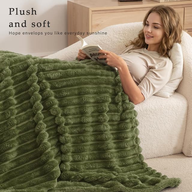 Detalle 2 de Exclusivo Mezcla fleece throw blanket (127x152 cm) in olive green for sofa beds and all seasons