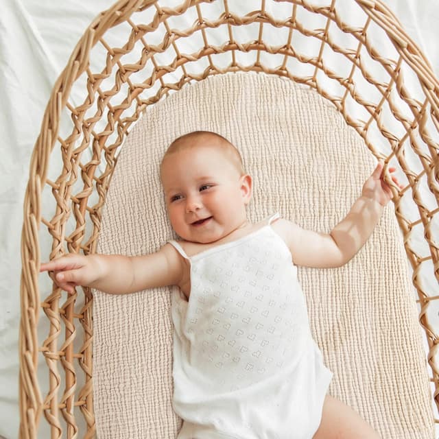 Detalle 2 de Muslin Moses Basket Sheets 2 Pack (100% Cotton) – Cream Star fitted crib/bassinet sheets, 83x43cm