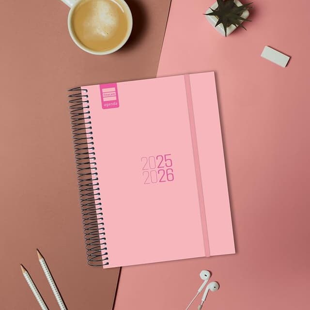 Detalle 2 de Finocam Agenda Espir Curso 2025–2026 1 día página 12 meses rosa