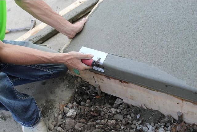 Detalle 1 de Marshalltown M68SSD stainless steel corner trowel (rounded) for outside corners