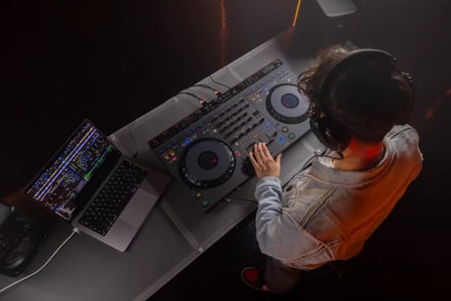 Thumbnail 5 de AlphaTheta DDJ-GRV6 DJ Controller für Remixes