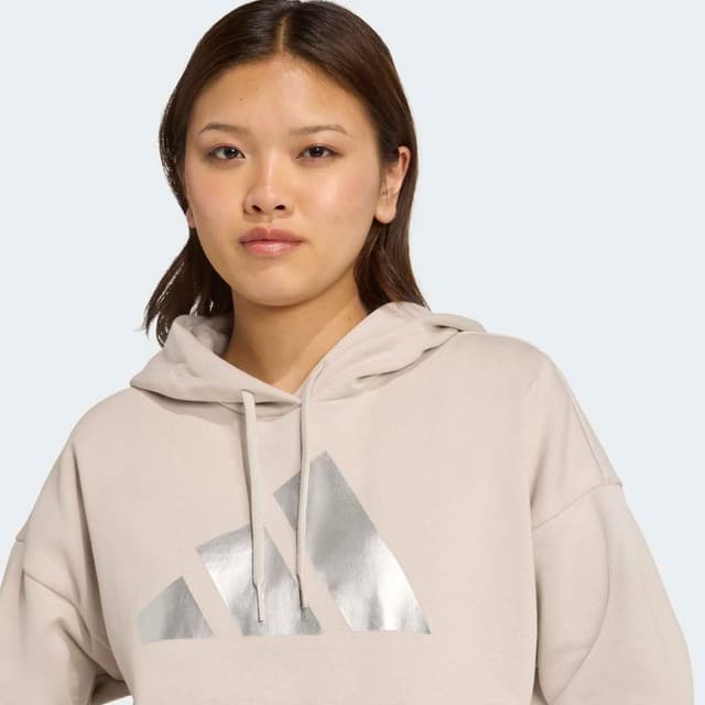 Detalle 2 de Sudadera con capucha adidas Holiday Metallic Graphic para mujer