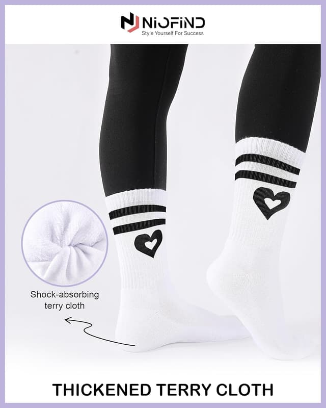 Detalle de Niofind Calzini da tennis da donna alti (3 paia) con cuore, bianchi e neri, comodi per corsa e tutti i giorni