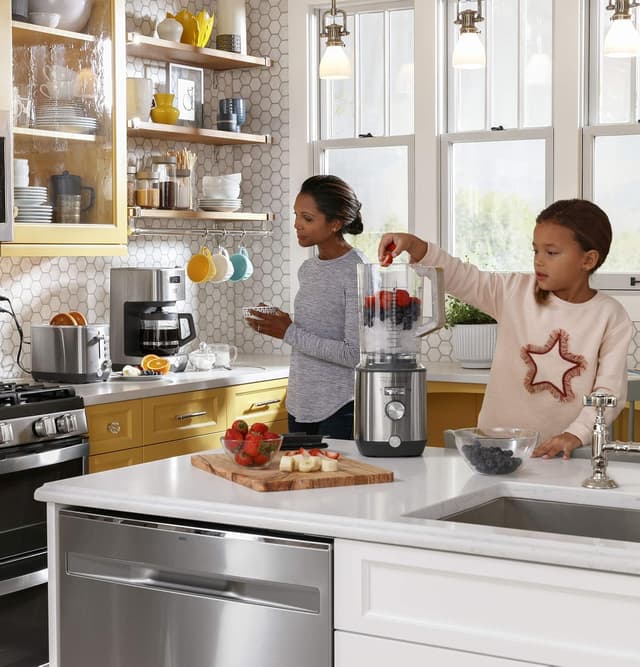 Detalle de GE 2-Slice Stainless Steel Toaster with Extra-Wide Slots and 7 Shade Settings