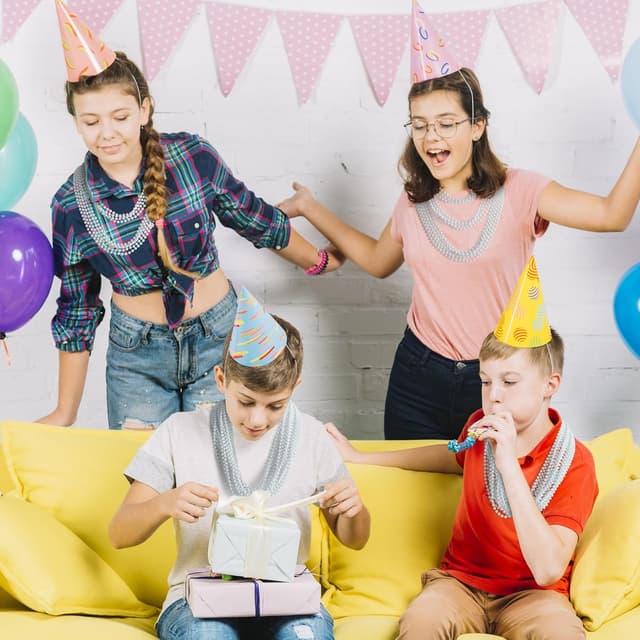 Detalle 2 de YAXINRUI 120-Pack White Mardi Gras Beads (33 in) Round Throw Beads for Parties & Parades