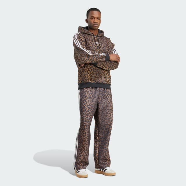 Detalle de Pantalón holgado con estampado de leopardo Firebird de adidas (marrón)