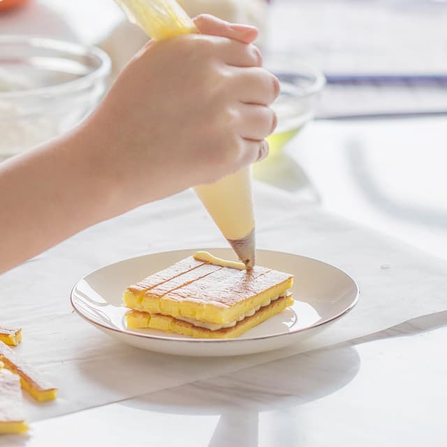 Thumbnail 6 de Piping Bags and Tips Set (100 Disposable 12-Inch Pastry Bags, 16 Stainless Steel Tips, 2 Couplers) with Scrapers & Bag Ties