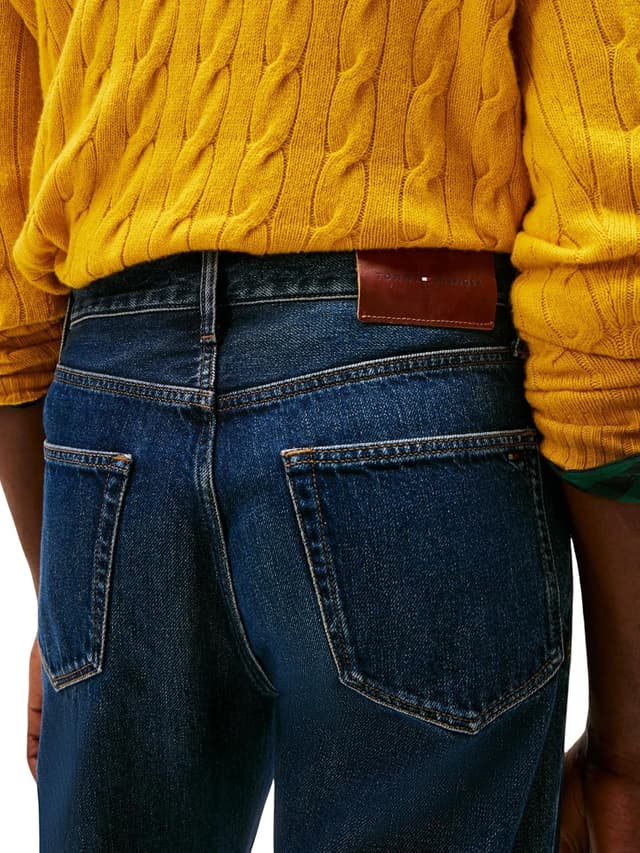 Detalle 2 de Tommy Hilfiger men’s regular Mercer straight jeans (MW0MW40363) in dark blue