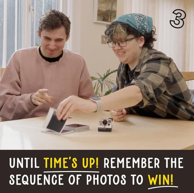 Detalle 2 de The Polaroid Game party storytelling board game with 120 photo cards and electronic Polaroid timer (ages 7+)