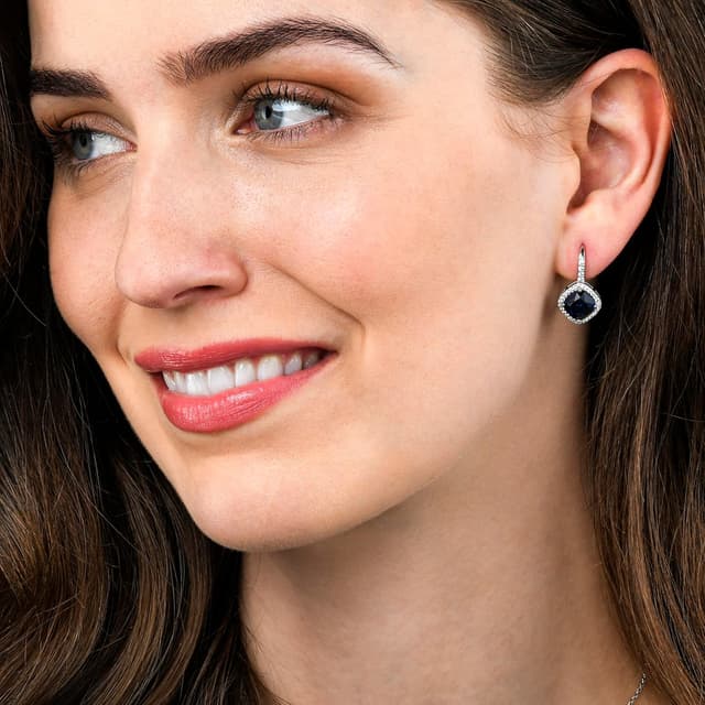 Detalle 2 de Diamond Treats boucles d’oreilles pendantes en argent 925 taille coussin avec pierres bleues