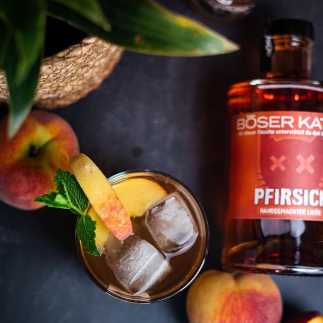 Detalle de BÖSER KATER Pfirsich Likör Geschenkset mit 2 Gläsern – fruchtiger Peach Aperitif für Cocktails & Spritz