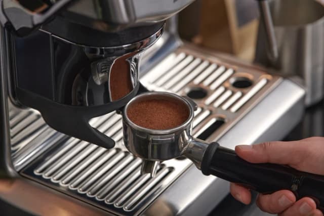 Detalle de Sage Barista Express Impress, Siebträger mit Mühle