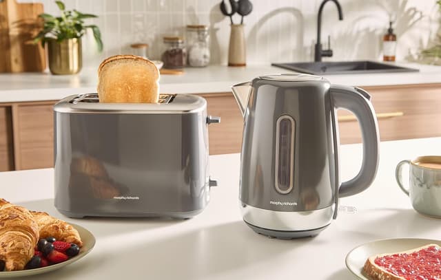 Detalle de Morphy Richards Equip Kettle (1.7L) – 3kW rapid boil, removable limescale filter, easy view water gauge, stainless steel case (Grey) 102787