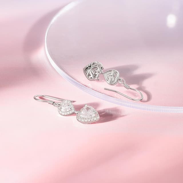 Detalle de Lange Ohrringe Hängend aus Sterlingsilber 925 mit Herz und Zirkonia-Glitzer in Geschenkbox