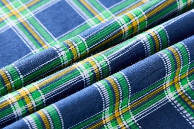 Detalle 1 de LOLPIP Jungen Pyjamas 4-teiliges Set (weiß + karierte Hosen) aus Stretch-Ripp-Baumwolle, für 3–11 Jahre