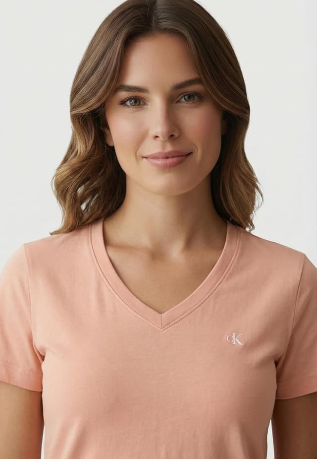 Detalle de Calvin Klein Donna T-Shirt Maniche Corte Archive con scollo a V
