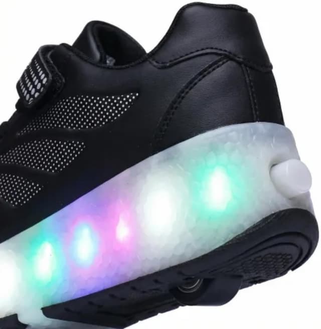 Detalle 2 de HUSKSWARE Kids Roller Shoes with Wheels (EU 27–40) – LED light-up retractable skate trainers